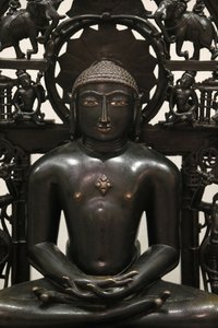 Muzeum Wiktorii i Alberta. Dżina Śantinatha. 1168; płyta tylna około 1300-1500. Stop miedzi z wkładką ze srebra i miedzi. Prawdopodobnie Indie Zachodnie. Zjednoczone Królestwo autorstwa Unbekannt