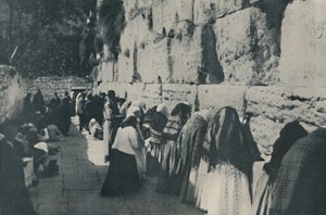 Ściana Płaczu: Dzień Opłakiwania Zaginionego Miasta ich przodków, c1935. autorstwa Unbekannt