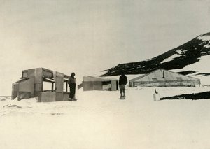 Zimowe kwatery wyprawy odkrywczej w Hut Point, c1908, 1909. autorstwa Unbekannt