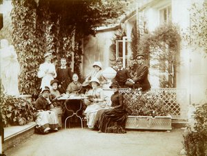 Rodzina księcia Fiodora Uwarowa w ich wiejskiej posiadłości, Porechye, Rosja, lata 80. XIX wieku autorstwa Unbekannt