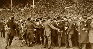 Pierwszy finał FA Cup odbywa się na nowym stadionie Wembley w Londynie, 28 kwietnia 1923, 1935. autorstwa Unbekannt