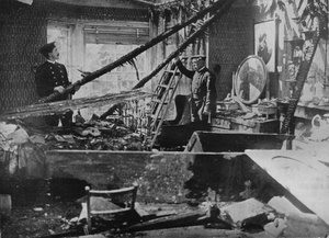 Wnętrze jednego ze zniszczonych domów w Southend, 1915 autorstwa Unbekannt
