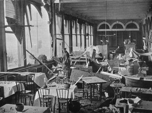 Wnętrze Grand Hotelu ukazujące zniszczenia po bombardowaniu, 1914 autorstwa Unbekannt