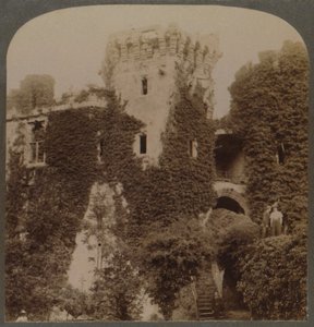 Pokryte bluszczem wieże zamku Raglan, ostatnia twierdza Karola I, Monmouthshire, Anglia, c1 autorstwa Unbekannt