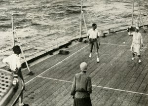 Ich Królewskie Mości w Game of Deck Quoits na pokładzie H.M.S. Rozgłos, 1927, 1937. autorstwa Unbekannt