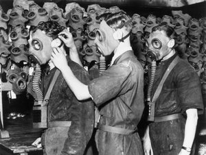 Trzech mężczyzn w maskach gazowych, ok. 1930 autorstwa Unbekannt