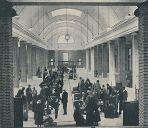 Bagaż pasażerski Tilbury zbadany w przestronnym nowym budynku, 1937 autorstwa Unbekannt