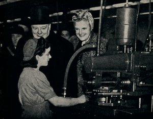 Zwiedzanie Inspekcji Fabryki Broni, lata 40., 1945. autorstwa Unbekannt