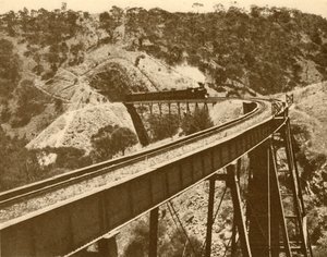 Pociąg przejeżdżający przez wiadukt, Mount Lofty Range, Australia Południowa, 1930. autorstwa Unbekannt