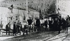 Strajk tramwajowy w Madrycie, oskarżenie straży obywatelskiej o strajkujących, którzy próbują zatrzymać tramwaj, opublikowane w czasopiśmie „Nuevo Mundo”, grudzień 1919 (zdjęcie czarno-białe) autorstwa Unbekannt