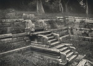 Schody w ceglanym stawie kąpielowym, Anuradhapura, 1926 autorstwa Unbekannt