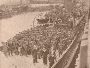 Oddziały na pokładzie transportowca Channel, c1915 1928 autorstwa Unbekannt