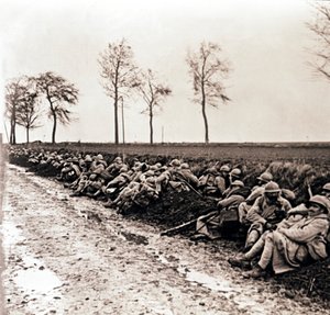 Oddziały odpoczywające przy drodze, północna Francja, c1914-c1918 autorstwa Unbekannt