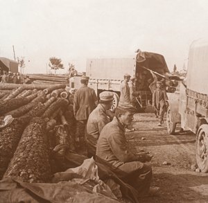 Ciężarówki na Voie Sacrée, Verdun, północna Francja, c1914-c1918. autorstwa Unbekannt