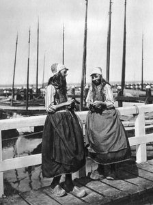 Dwie dziewczyny na lądowisku, Marken, Holandia, ok. 1934 autorstwa Unbekannt