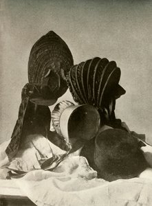 Dwie jedwabne kalasze, szpicruta, kwakierski czepiec, kapelusz, rękawiczki i spódnica, XVIII w., 1937. autorstwa Unbekannt
