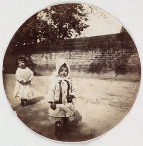 „Dwoje małych dzieci idących wzdłuż ściany”, vers les annees 1890 autorstwa Unbekannt