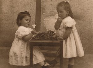 Dwie młode dziewczyny przy stole, 1937. autorstwa Unbekannt