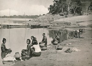 Typowa scena nadrzeczna na wielkich Irrawaddach - Kobiety kąpiące się i czerpiące wodę, 1900. autorstwa Unbekannt