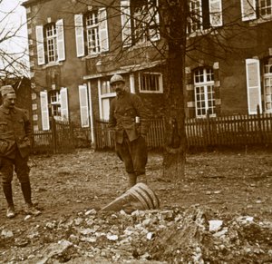 Niewybuchowy pocisk 380, Verdun, północna Francja, c1914-c1918 autorstwa Unbekannt