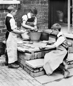 Wielka Brytania : Chłopcy obierają ziemniaki i ostrzą noże w sierocińcu Workhouse - Pontefract - c1905 autorstwa Unbekannt