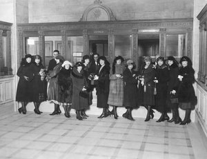 Stany Zjednoczone: ok. 1926 Grupa kobiet stojących przy kasie „Oszczędności” w banku. (zdjęcie czarno-białe) autorstwa Unbekannt