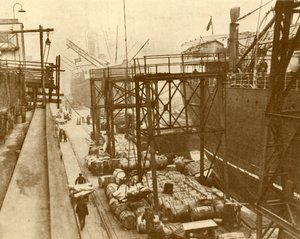 Rozładunek statków spożywczych w Royal Albert Docks, Londyn, ok. 1930. autorstwa Unbekannt