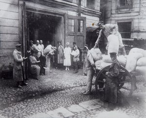 Rozładunek żywności, Dom Naukowców, Piotrogród, Rosja, c1920-c1924 autorstwa Unbekannt
