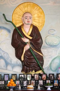 Buddyjski klasztor Van Hanh Zen. Mnich buddyjski nad wietnamskim ołtarzem dla przodków. Cześć zmarłych. Dalat. Wietnam autorstwa Unbekannt
