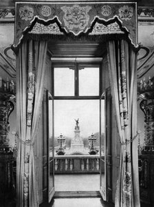 Widok na pomnik Wiktorii od wewnątrz Pałacu Buckingham, Londyn, 1935 autorstwa Unbekannt