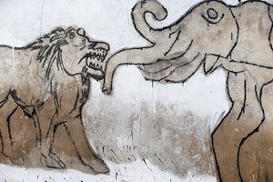 Malowidło ścienne voodoo na targu fetyszowym Akodessewa, znanym jako największy na świecie targ voodoo. Słoń i lew. Lomé, Togo autorstwa Unbekannt