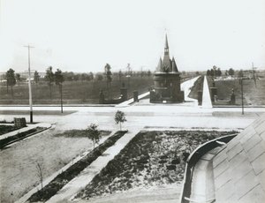 Washington Terrace na zachód od Union Boulevard. Pierwsza rezydencja w budowie za bramami autorstwa Unbekannt