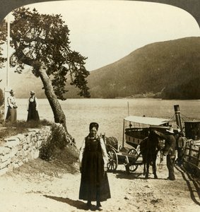 Kiedy parowiec nad jeziorem zawija do molo Tinoset - widok przez Tinsjo na wzgórza, Norwegia, ok. 1905 r. autorstwa Unbekannt