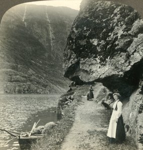 Tam, gdzie droga wije się pod wystającymi klifami nad wodami Nerofjordu, Norwegia, ok. 1905 r. autorstwa Unbekannt