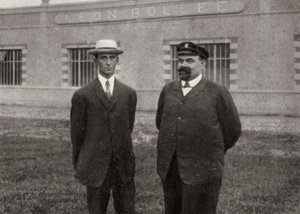 Wilbur Wright, amerykański lotnik i Leon Bollee, francuski wynalazca i producent samochodów, 1908 autorstwa Unbekannt