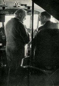 Winston Churchill rozmawia z kapitanem Szekspirem z latającej łodzi Berwick, c1939-c1944 1946. autorstwa Unbekannt