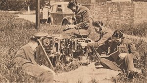Operator bezprzewodowy wewnątrz najnowszego typu maszyny treningowej, 1940 autorstwa Unbekannt