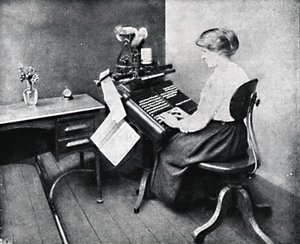 Kobieta operatorka na klawiaturze monotypowej, 1917 autorstwa Unbekannt