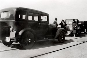 Kobiety i zaparkowane samochody, 1930 autorstwa Unbekannt