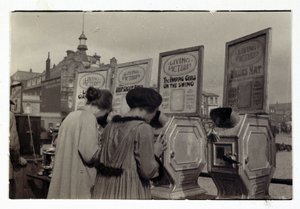 Kobiety patrzące na maszyny „What the Butler Saw”, ok. 1910 r. autorstwa Unbekannt