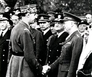 II wojna światowa: De Gaulle wita Eisnhowera, 1944 r. autorstwa Unbekannt