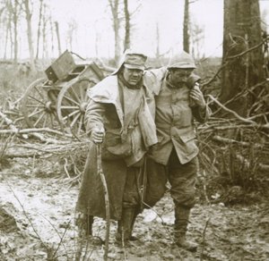 Ranny żołnierz, Verdun, północna Francja, 1916 autorstwa Unbekannt
