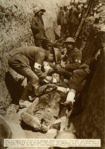 Leczenie rannego żołnierza w okopach, Bitwa nad Sommą, I wojna światowa, 1916, 1935. autorstwa Unbekannt