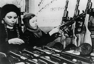 Młode dziewczyny montujące karabiny maszynowe w rosyjskiej fabryce, 1943 autorstwa Unbekannt