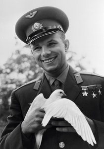 Jurij Gagarin, rosyjski kosmonauta, ok. 1963–1964 r. autorstwa Unbekannt