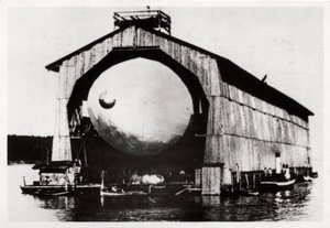 Zeppelin LZ1 w pływającym wieszaku w Manzell, Friedrichshafen, Niemcy, 1900, 1933 autorstwa Unbekannt