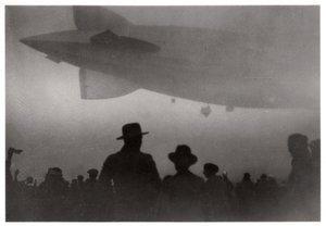 Zeppelin LZ 126 wznoszący się we mgle, c1924-1933 1933 autorstwa Unbekannt