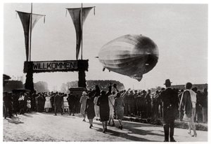 Zeppelin LZ 127 Graf Zeppelin lądowanie w Friedrichshafen, Niemcy, 1933 autorstwa Unbekannt