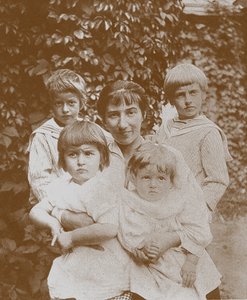 Zinaida Serebriakova z dziećmi, lata 20. autorstwa Unbekannt