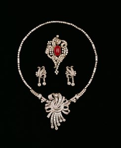 Biżuteria z diamentami w stylu art deco: brylantowa broszka z bagietką, kaboszonowa broszka z rubinem i brylantem, kolczyki z brylantami autorstwa Unbekannt Unbekannt